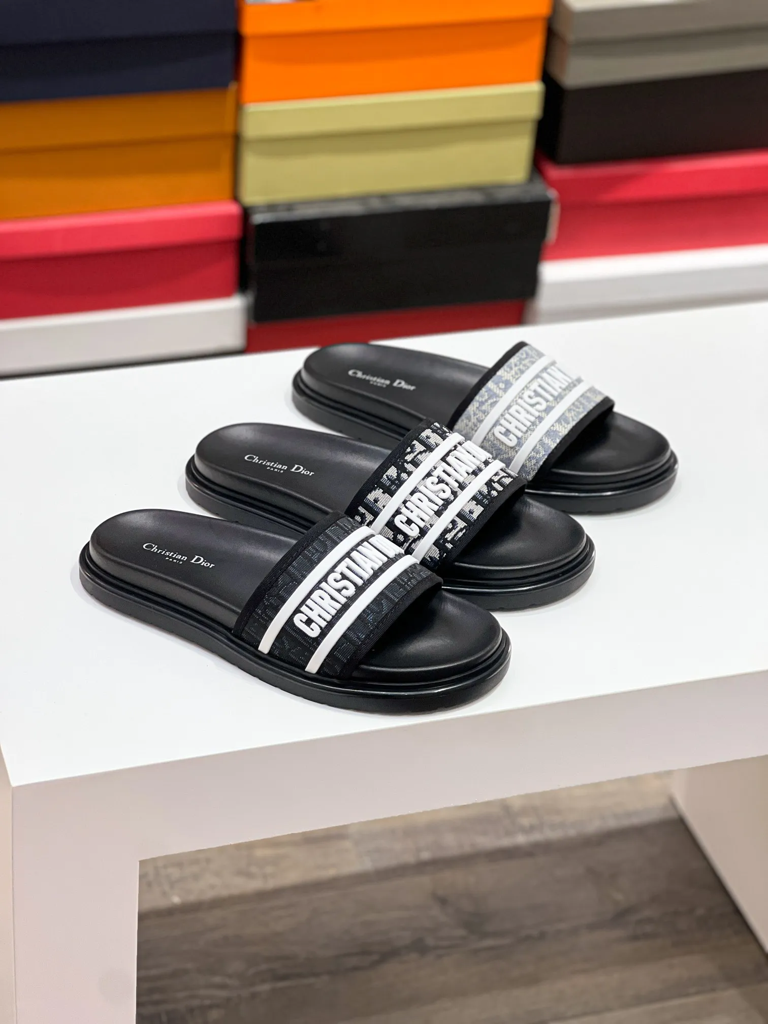 Men's men's shoes💰320【DIOR】🐝🐝Top version. 2024ss Dior’s latest men’s slippers are a must-have. Dior Alias ​​Men's Genuine Leather Slippers This summer new Alias ​​sandal embodies a casual and elegant style. Carefully crafted from grained cow leather and Oblique printed fabric, with cowhide lining! Cross-strap design with metal-clad brass CD Diamond logo. The imported cowhide leather and rubber sole adds sophistication and comfort, while Oblique print-effect anti-slip panels add style. Size39-44 (customized at 38.45)